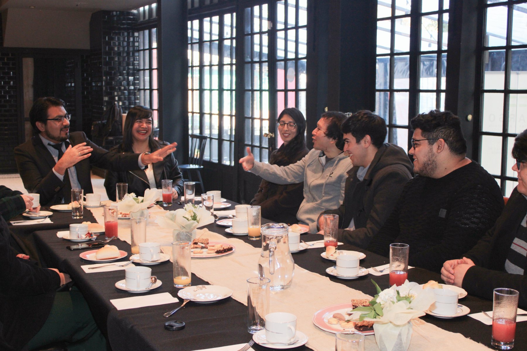 Equipo Saargo celebrando en un desayuno