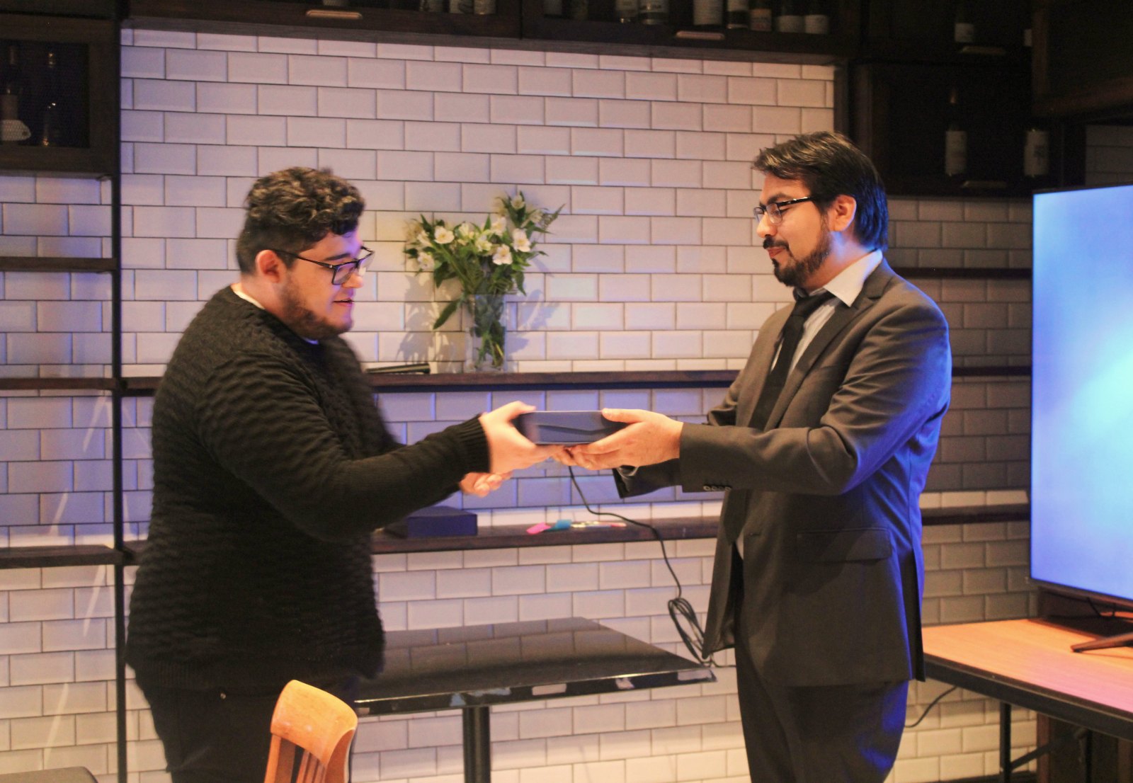Entrega de reconocimiento a un colaborador