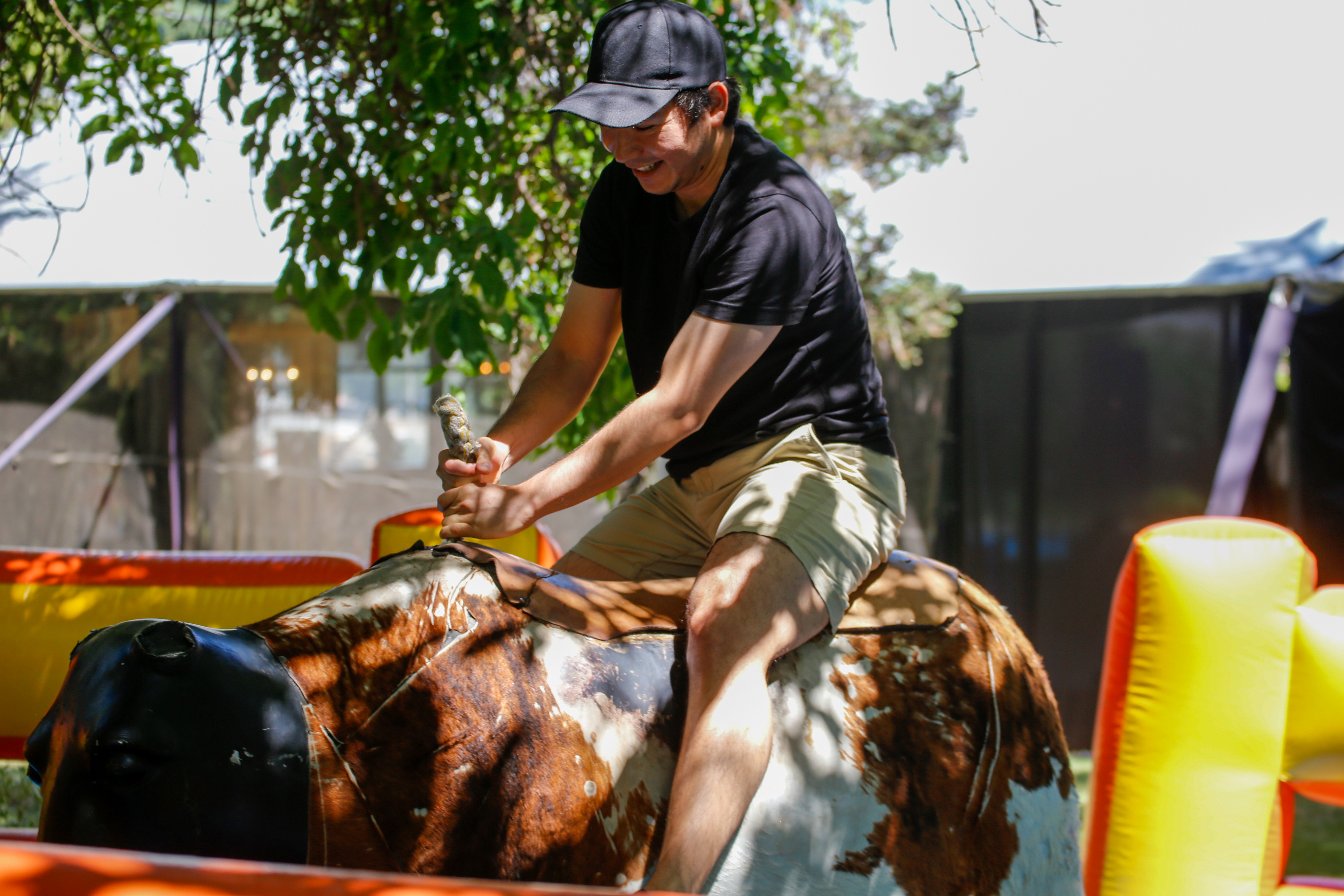 Compañero en el toro mecánico