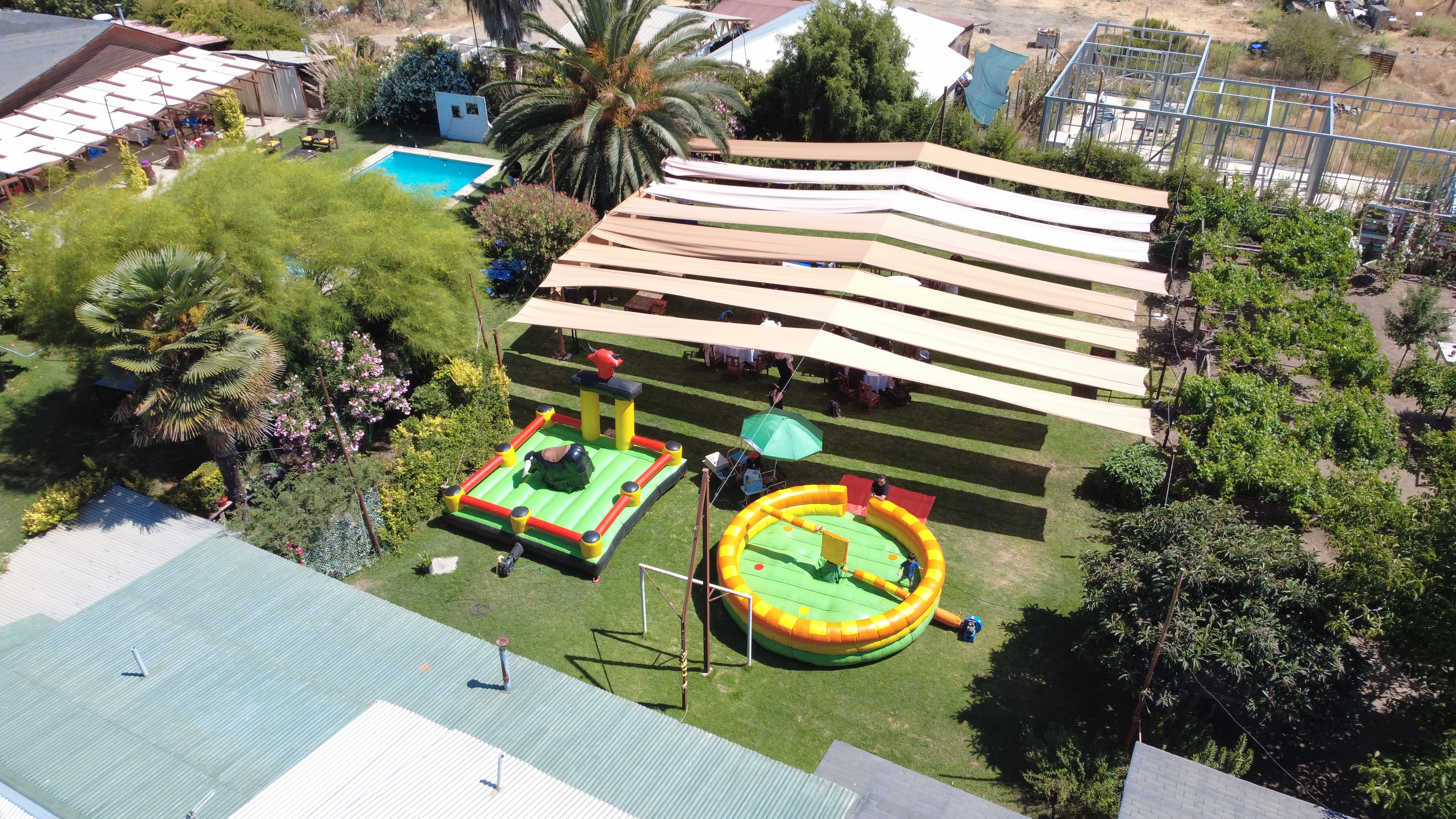 Juego con pelota en la piscina