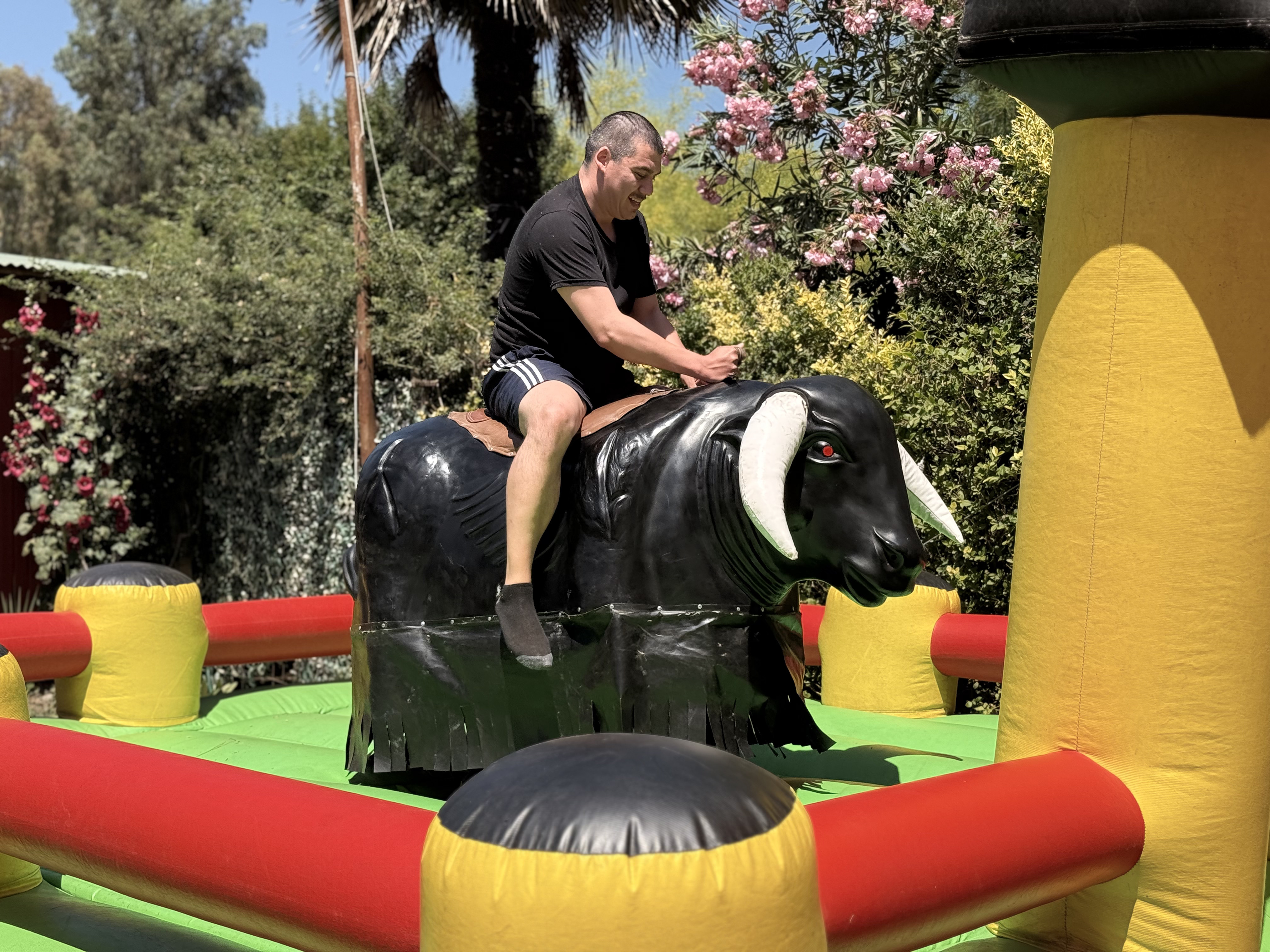 Compañero montando el toro mecánico