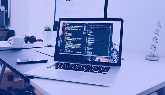 Pantalla con código de desarrollo de software