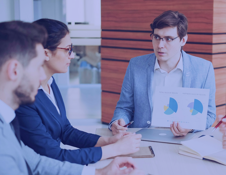 Reunión de negocios analizando resultados